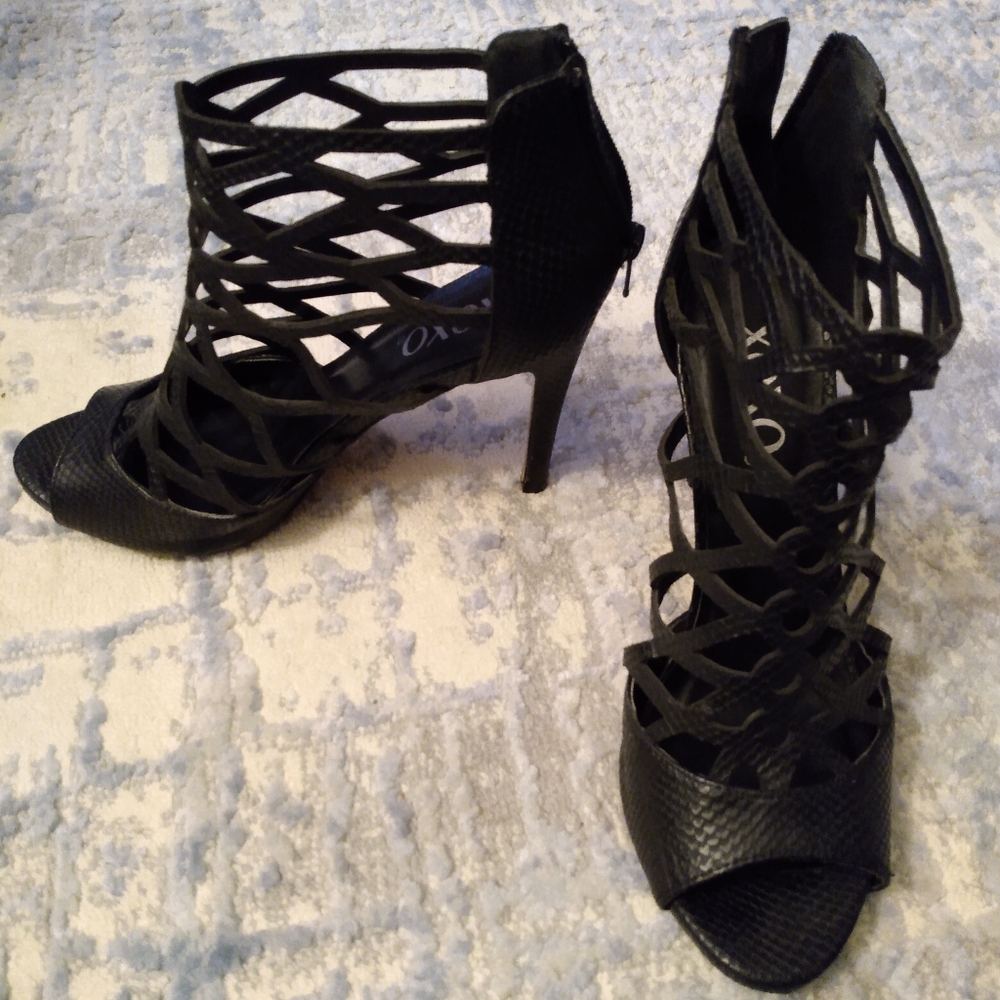 Black faux snakeskin cutout ankle high stilettos, size 9